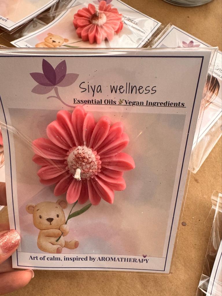 Decorative daisy flower candles by Siya Wellness, handcrafted aromatherapy wax melts for gifting, home decor, and wellness hampers